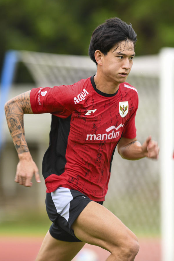 Pemain Timnas Indonesia U-23 Luke Xavier Keet melakukan sesi latihan di Stadion Madya, Kompleks GBK, Senayan, Jakarta, Selasa (11/11/2025). Foto: Muhammad Adimaja/ANTARA FOTO