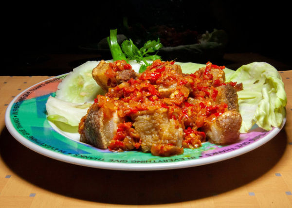 Ilustrasi olahan daging babi khas Manado. Foto: Henry Sunkudon/Shutterstock
