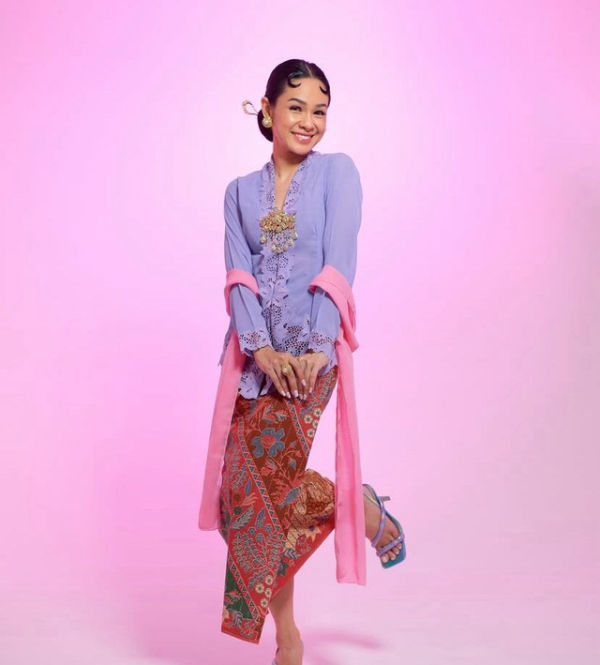 Penyanyi Andien mengenakan kebaya dan batik. Foto: Instagram/andien