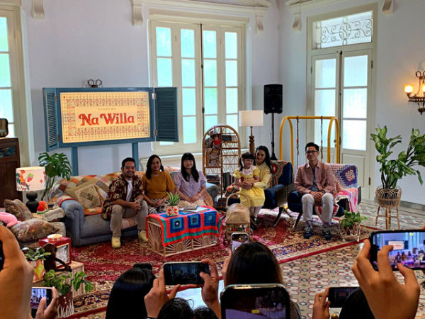 Para pemeran film Na Willa memberi tanggapan saat konferensi pers di Cikini, Jakarta Pusat, pada Rabu (12/11/2025). Foto: Vincentius Mario/kumparan