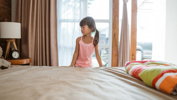 Ilustrasi anak merapikan tempat tidur. Foto: Odua Images/Shutterstock