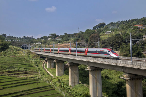 Kereta cepat Whoosh melintas di Ngamprah, Kabupaten Bandung Barat, Jawa Barat, Kamis (31/7/2025). Foto: Abdan Syakura/ANTARA FOTO
