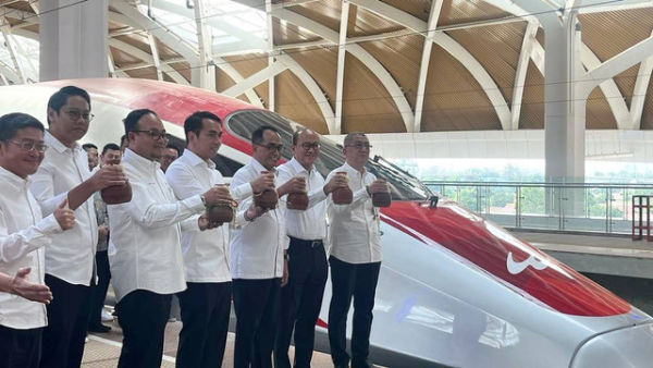 Peresmian penjualan tiket Whoosh di aplikasi resmi Whoosh Kereta Cepat, bekerja sama dengan aplikasi Access by KAI, Livin by Mandiri, BRImo, dan BNI Mobile Banking, Selasa (17/10/2023). Foto: Fariza Rizky Ananda/kumparan