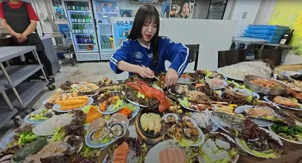 YouTuber Tzuyang Operasi Gigi Usai Makan 30.000 Kalori Sehari! YouTuber Tzuyang dan kebiasaan mukbangnya.