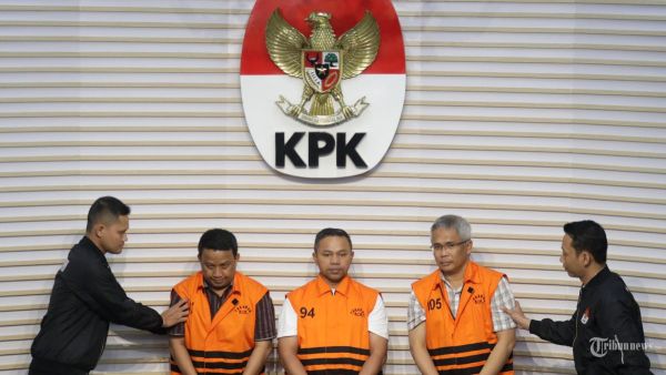 PENETAPAN TERSANGKA - Gubernur Riau Abdul Wahid (tengah) bersama Kepala Dinas Pekerjaan Umum, Penataan Ruang, Perumahan, Kawasan Permukiman dan Pertanahan (PUPR PKPP) Provinsi Riau M. Arief Setiawan (kanan) dan Tenaga Ahli Gubernur Riau Dani M. Nursalam (kiri) mengenakan rompi tahanan usai menjalani pemeriksaan di Gedung Merah Putih KPK, Jakarta, Rabu (5/11/2025). KPK resmi menahan Gubernur Riau Abdul Wahid bersama dua tersangka lainnya dan mengamankan barang bukti berupa uang tunai sejumlah Rp 1,6 miliar dalam operasi tangkap tangan (OTT) terkait kasus dugaan pemerasan dan suap dalam penganggaran proyek infrastruktur di lingkungan Dinas Pekerjaan Umum, Penataan Ruang, Perumahan, Kawasan Permukiman dan Pertanahan (PUPRPKPP) Provinsi Riau. TRIBUNNEWS/IRWAN RISMAWAN
