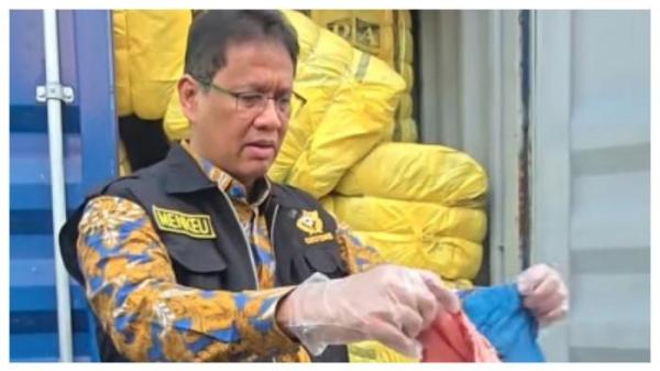 Menkeu Purbaya sidak impor baju bekas ilegal di Tempat Penimbunan Pabean di Cikarang, Jawa Barat pada Jumat (31/10/2025).