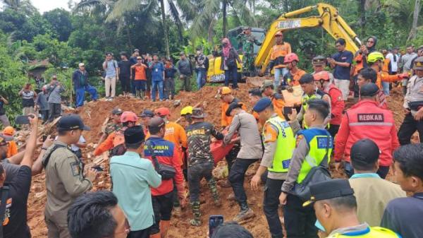 EVAKUASI KORBAN - Tim SAR Gabungan mengevakuasi satu korban meninggal yang ditemukan di timbunan material longsor di Desa Cibeunying, Kecamatan Majenang, Kabupaten Cilacap, Jumat (14/11/2025). Dalam bencana tersebut, 20 orang masih dinyatakan hilang.