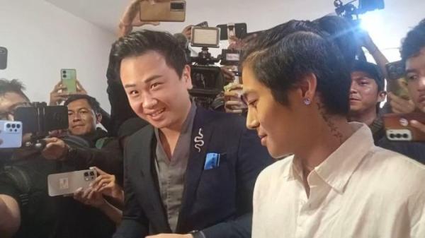 / DJ PANDA ERIKA - DJ Panda terlihat datangi Polda Metro Jaya untuk mediasi lagi dengan pihak Erika Carlina dalam upaya untuk restorative justice. DJ Panda dan kuasa hukumnya di Gedung Ditreskrimum Polda Metro Jaya, Jumat (14/11/2025)