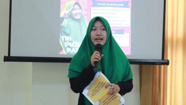 Sosok Tri Pujiati, penerima beasiswa Martabe Prestasi saat tengah berkegiatan di kampus.