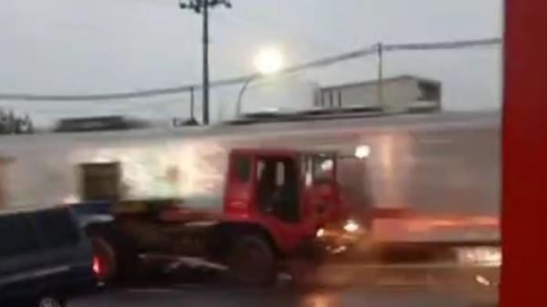 KECELAKAAN KA - Tangkapan layar truk trailer tanpa muatan tertemper KA di palang pintu Jalan Kaligawe Raya, Kecamatan Genuk, Kota Semarang, Selasa (21/10/2025) sore. Tidak ada korban jiwa dalam kecelakaan tersebut.