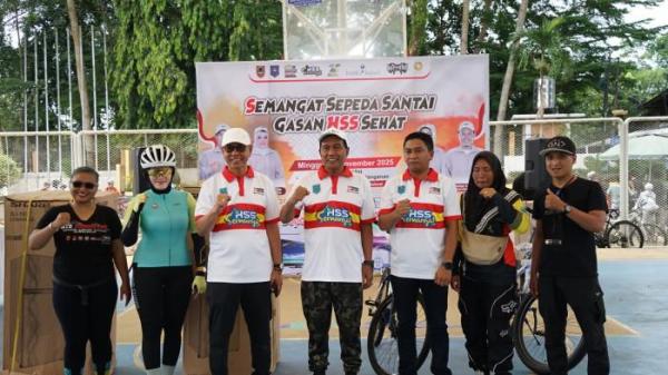 Bupati HSS Syafrudin Noor bersama Sekda HSS Muhammad Noor menyerahkan berbagai hadiah