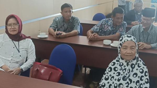 PONOSAKAN: Rohana (65) dan Hadijah (77). Keduanya menghadiri kegiatan diseminasi produk kamus di Novotel di Kelurahan Paniki Bawah, Kecamatan Mapanget, Manado, Sulut, Sabtu (15/11/2025).