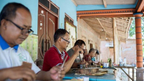 Momen pengrajin ketika melakukan proses pembuatan wayang kulit di Butuh, Sidowarno, Klaten, Jawa Tengah, Jumat (25/10/2024).