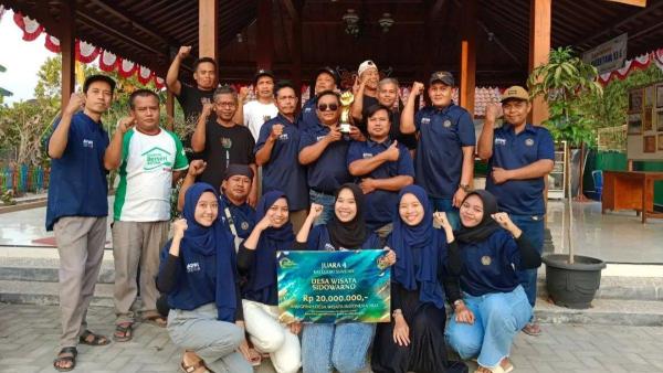 Tokoh-tokoh penggerak Desa Wisata Wayang dan enam pemudi tim IT di Dusun Butuh, Sidowarno, Wonosari, Klaten.