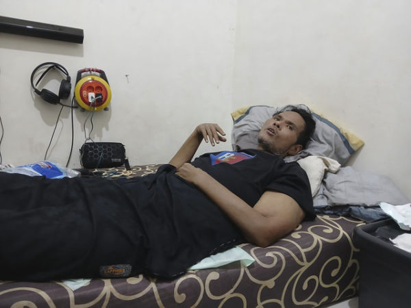 Fahmi Bo saat dijenguk di kos kecil di kawasan Kebon Jeruk, Jakarta Barat, Senin (29/9/2025). Foto: Vincentius Mario/kumparan