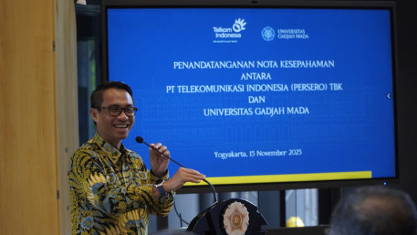Direktur IT Digital Telkom Faizal Rochmad Djoemadi saat memberikan sambutan pada acara penandatanganan Memorandum of Understanding (MoU) dengan Universitas Gadjah Mada (UGM) yang dilaksanakan di Yogyakarta, pada Sabtu (15/11). Foto: dok. Telkom