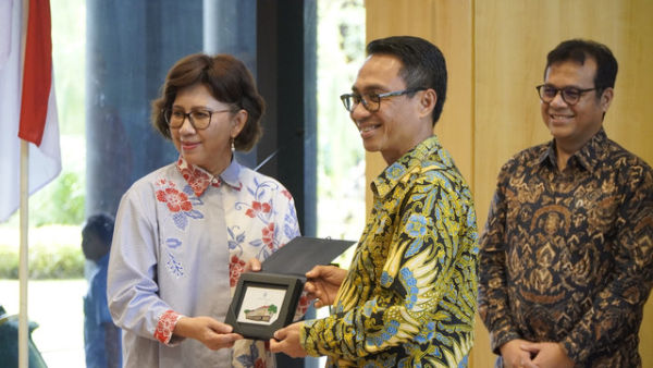 Pemberian Cinderamata oleh Rektor Universitas Gadjah Mada Prof. dr. Ova Emilia, M.Med.Ed., Sp.OG(K)., Ph.D., kepada Direktur IT Digital Telkom Faizal Rochmad Djoemadi disaksikan oleh Wakil Menteri Komunikasi dan Digital Indonesia Nezar Patria.