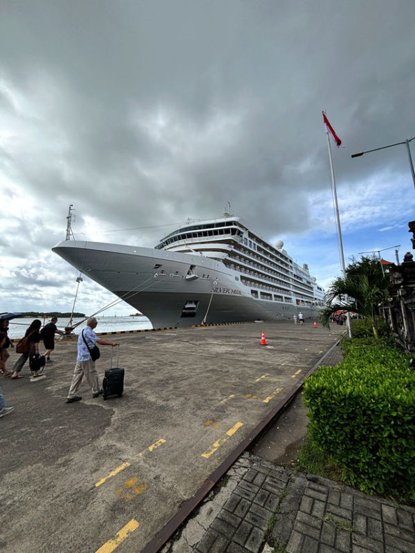 Kapal pesiar bersandar di Pelabuhan Benoa, Bali.  Foto: Moh Fajri/kumparan