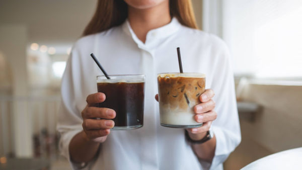 Ilustrasi kopi susu dan kopi hitam. Foto: Farknot Architect/Shutterstock