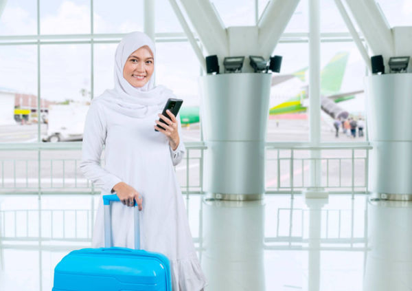Ilustrasi perempuan Muslim yang sedang traveling. Foto: Creativa Images/shutterstock