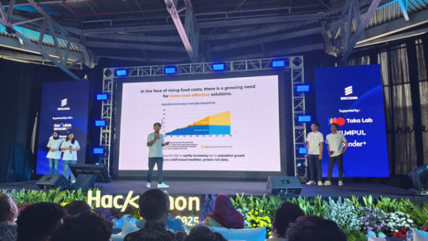 Tim Future of Tech memberikan presentasi usai masuk top 3 dari 30 group peserta Hackathon 2025 powered by Ericcson & Qualcomm. Foto: Thomas Bosco/kumparan