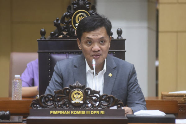 Ketua Komisi III DPR RI, Habiburokhman saat saat memimpin RDPU di Gedung Nusantara II, Senayan, Jakarta, Rabu (15/10/2025). Foto: Dok. DPR RI