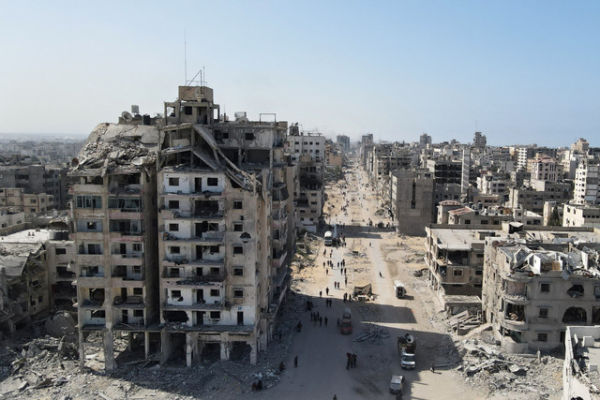 Warga berjalan di tengah kehancuran di Kota Gaza, Jalur Gaza utara, Sabtu (11/10/2025). Foto: AFP