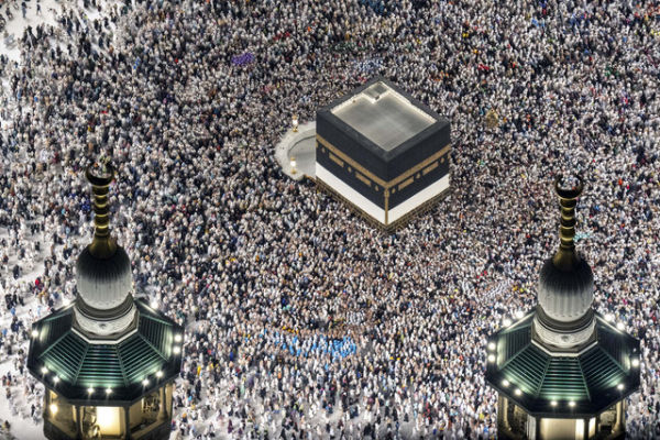 Jamaah haji dari berbagai negara melakukan Tawaf di Masjidil Haram, Makkah, Arab Saudi, Minggu (15/6/2025). Foto: Andika Wahyu/ANTARA FOTO