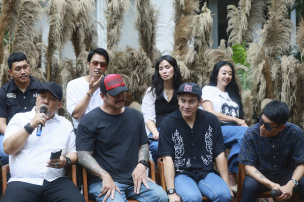 Sejumlah artis Indro Warkop, Vino G Bastian, Tora Sudiro, Desta Mahendra, Dicky Diffie, Marsha Timothy dan  Arsi Welas saat konferensi pers film Warkop DKI di Duren Tiga, Jakarta, Jumat, (14/11/2025). Foto: Agus Apriyanto