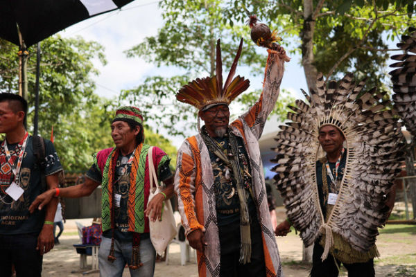 Masyarakat adat menari saat tiba di Kamp Masyarakat Adat pada hari upacara pembukaan Konferensi Perubahan Iklim PBB (COP30) di Belem, Brasil, Senin (10/11/2025) waktu setempat. Foto: Anderson Coelho/REUTERS