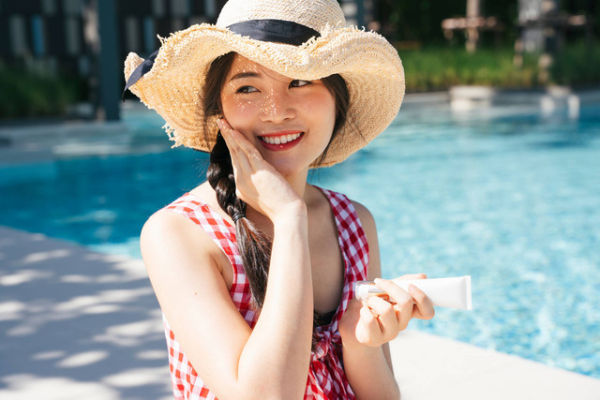 Ilustrasi menggunakan sunscreen. Foto: theshots.co/Shutterstock