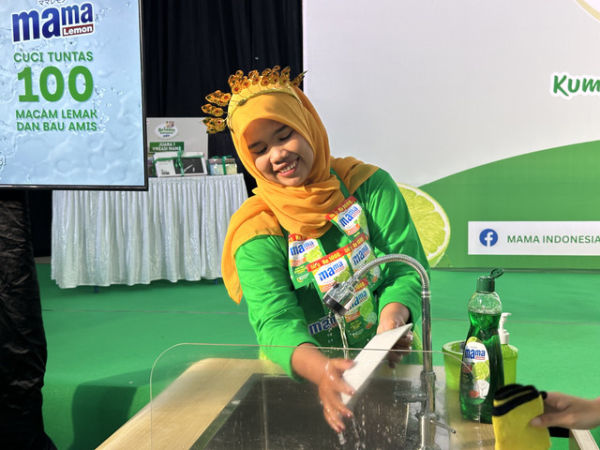 Peserta Arisan Sahabat Mama saat sedang melakukan Mama Cupibar. Foto: dok. Mama Lemon