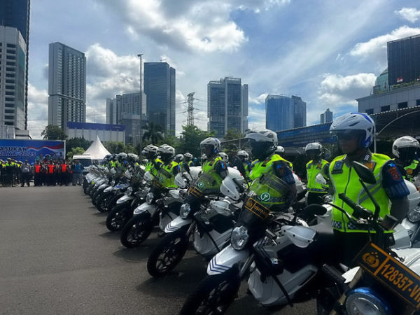 Para petugas melaksanakan Apel Operasi Zebra 2025 di Lapangan Ditpresisi Polda Metro Jaya, Jakarta Selatan. Senin (17/11/2025).  Foto: Rayyan Farhansyah/kumparan