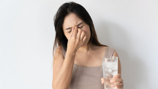 Ilustrasi brain freeze akibat minum air es. Foto: Shutter Stock