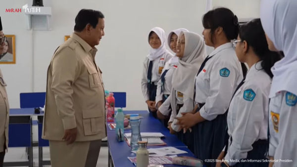 Presiden RI Prabowo Subianto menghadiri peluncuran program digitalisasi pembelajaran, salah satunya interactive flat panel (IFP) atau papan interaktif digital di SMPN 4 Bekasi, Jawa Barat, Senin (17/11/2025). Foto: YouTube/Sekretariat Presiden