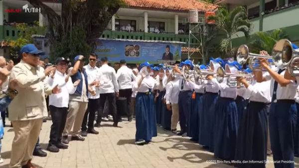 Presiden RI Prabowo Subianto menghadiri peluncuran program digitalisasi pembelajaran, salah satunya interactive flat panel (IFP) atau papan interaktif digital di SMPN 4 Bekasi, Jawa Barat, Senin (17/11/2025). Foto: YouTube/Sekretariat Presiden