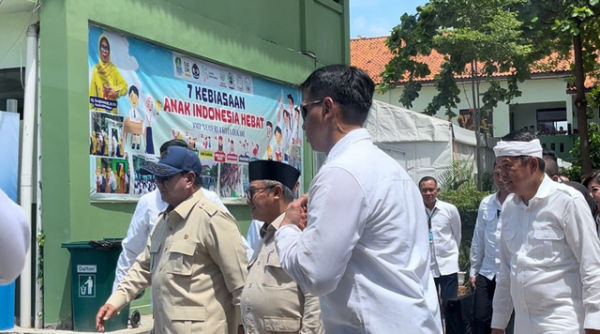 Presiden RI Prabowo Subianto, Mendikdasmen Abdul Mu'ti, dan Gubernur Jawa Barat Dedi Mulyadi di SMPN 4 Bekasi, Jawa Barat, Senin (17/11/2025). Foto: Nasywa Athifah/kumparan