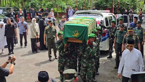 Prosesi pemakaman Hj. Rugaiya Usman, istri Penasihat Khusus Presiden Bidang Politik dan Keamanan, Jenderal (Purn) TNI Wiranto, berlangsung khidmat di Astana Wukir Sirnaraga, Delingan, Karanganyar, Senin (17/11/2025). Foto: kumparan