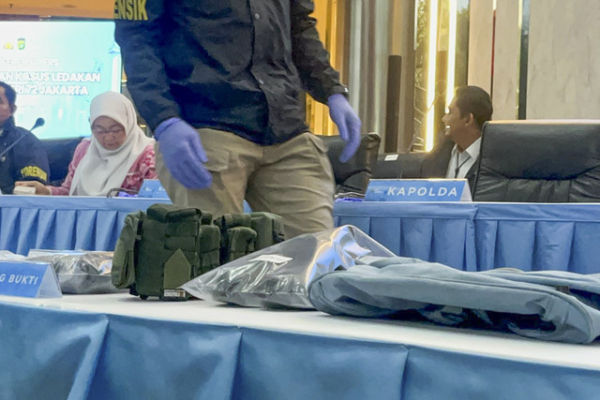 Barang bukti yang ditampilkan polisi terkait ledakan di SMAN 72 Jakarta saat sesi konferensi pers di Polda Metro Jaya, Jakarta, Selasa (11/11/2025). Foto: Rayyan Farhansyah/kumparan
