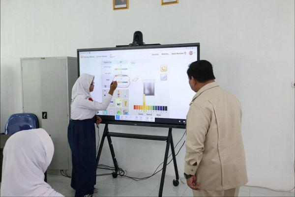 Presiden Prabowo Subianto meninjau pembelajaran dengan menggunakan papan interaktif digital (PID) sebelum peluncuran program Digitalisasi Pembelajaran Untuk Indonesia Cerdas di SMP Negeri 4 Bekasi, Jawa Barat, Senin (17/11/2025).  Foto: Instagram/@presidenrepublikindonesia