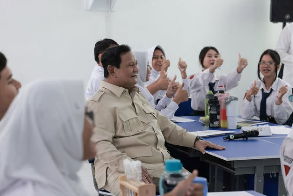 Presiden Prabowo Subianto meninjau pembelajaran dengan menggunakan papan interaktif digital (PID) sebelum peluncuran program Digitalisasi Pembelajaran Untuk Indonesia Cerdas di SMP Negeri 4 Bekasi, Jawa Barat, Senin (17/11/2025).  Foto: Instagram/@presidenrepublikindonesia