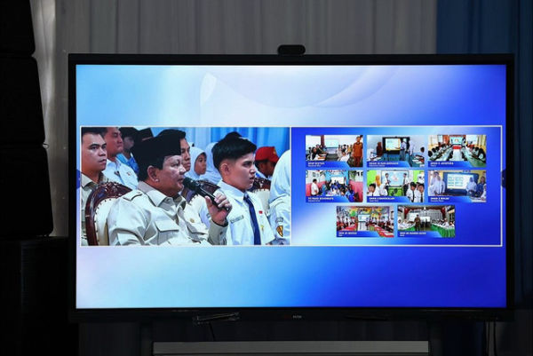 Presiden Prabowo Subianto menghadiri peluncuran program Digitalisasi Pembelajaran Untuk Indonesia Cerdas di SMP Negeri 4 Bekasi, Jawa Barat, Senin (17/11/2025).  Foto: Instagram/@presidenrepublikindonesia