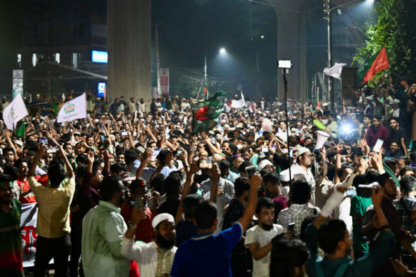 Warga merayakan setelah pemerintah sementara secara resmi melarang semua kegiatan Liga Awami Bangladesh di Dhaka, Bangladesh, Sabtu (10/5/2025). Foto: MUNIR UZ ZAMAN / AFP