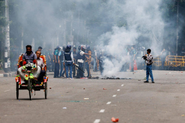 Asap mengepul dari api yang dinyalakan di jalan selama protes mahasiswa yang menuntut pengunduran diri Perdana Menteri Bangladesh Sheikh Hasina di Dhaka, Bangladesh, Minggu (5/8/2024). Foto: Mohammad Ponir Hossain/ REUTERS