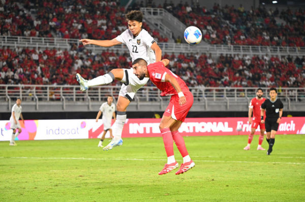 Pemain Timnas Indonesia Adrian Wibowo (kiri) saat melawan Lebanon pada pertandingan FIFA Matchday di Stadion Gelora Bung Tomo, Surabaya, Senin (8/9/2025). Foto: Imam Santoso/kumparan
