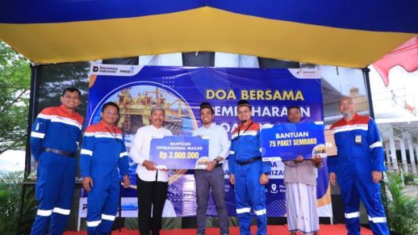 DOA BERSAMA - Suasana doa bersama dan penyerahan bantuan sosial yang digelar Kilang Pertamina Internasional (KPI) RU IV Cilacap sebagai rangkaian pemeliharaan floating hose Area 70, di komplek Masjid Hasbunallah Area 70, Selasa sore (21/10/2025). Kegiatan tersebut sebagai ikhtiar lahir dan batin dalam mendukung kelancaran operasional kilang terbesar di Indonesia ini.