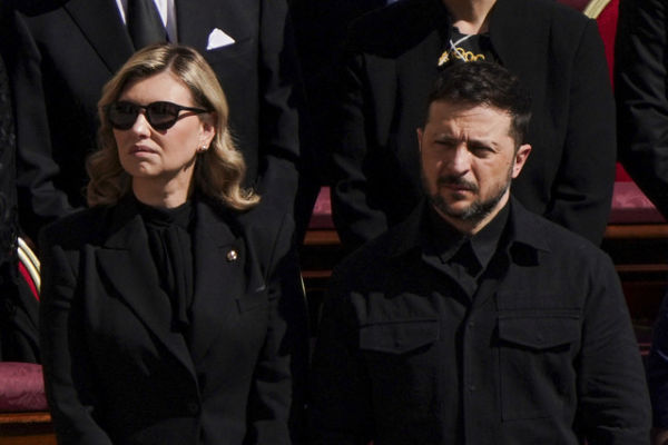 Presiden Ukraina Volodymyr Zelensky dan istrinya Olena Zelenska berdoa saat Misa Pemakaman Paus Fransiskus di Lapangan Santo Petrus, Vatikan, Sabtu (26/4/2025). Foto: Nathan Howard/Reuters