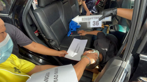 Polisi menggelar rekonstruksi pembunuhan Ilham Pradipta di Polda Metro  Jaya, Jakarta, Senin (17/11/2025). Foto: Rayyan Farhansyah/kumparan