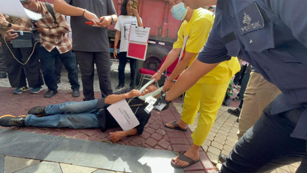 Polisi menggelar rekonstruksi pembunuhan Ilham Pradipta di Polda Metro  Jaya, Jakarta, Senin (17/11/2025). Foto: Rayyan Farhansyah/kumparan