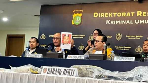 Dirreskrimum Polda Metro Jaya Kombes Wira menunjukkan foto DPO berinisial EG terkait kasus penculikan pegawai bank, Selasa (16/9). Foto: Nasywa Athifah/kumparan